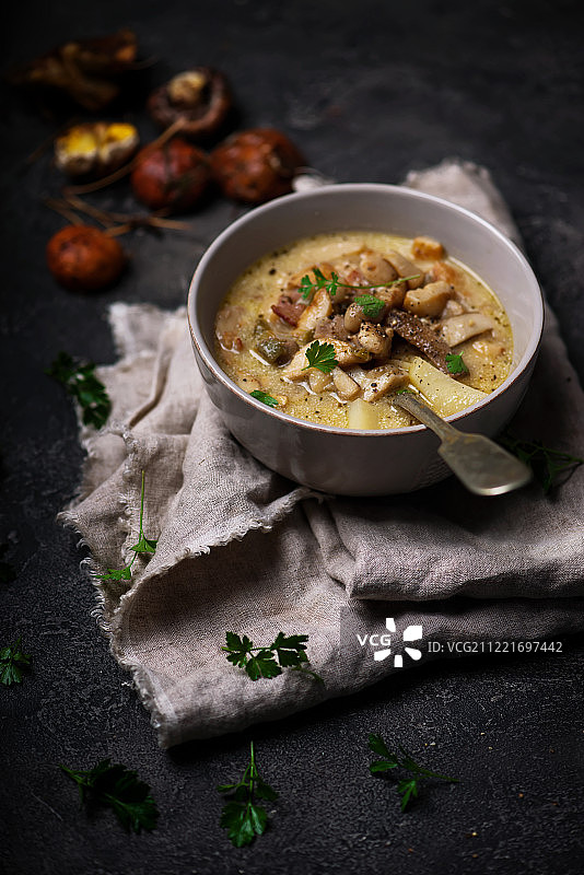 培根野生蘑菇浓汤图片素材