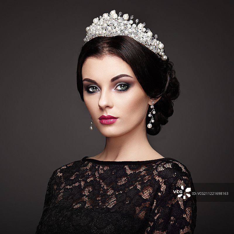 头戴皇冠的时尚美丽女人肖像图片素材