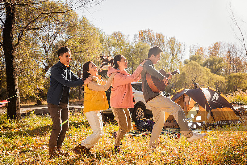 青年男女在户外露营图片素材