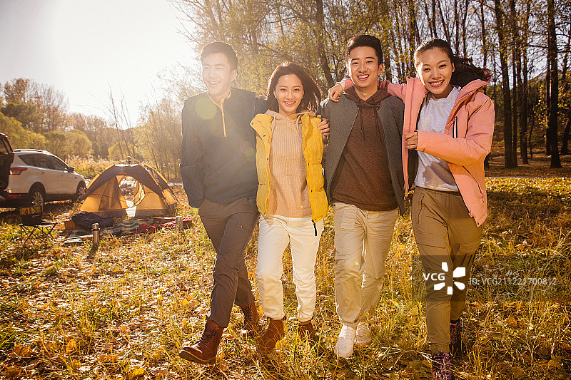 青年男女在户外露营图片素材
