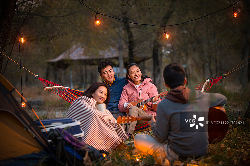 青年男女在户外露营图片素材