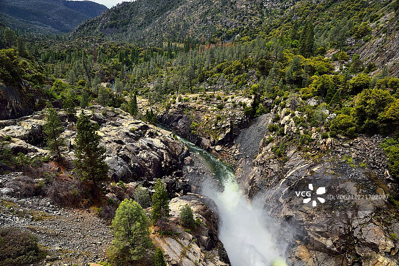 站在赫奇水坝上，水流入图奥勒米河图片素材