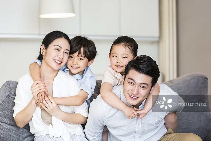 一家四口在客厅照全家福图片素材