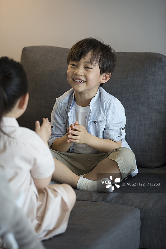 两个儿童在客厅玩拍手游戏图片素材