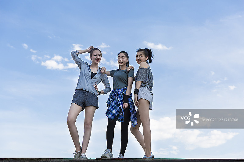 三个年轻女子在户外运动后休息图片素材