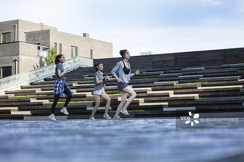 三个青年女子一起在户外跑步运动图片素材