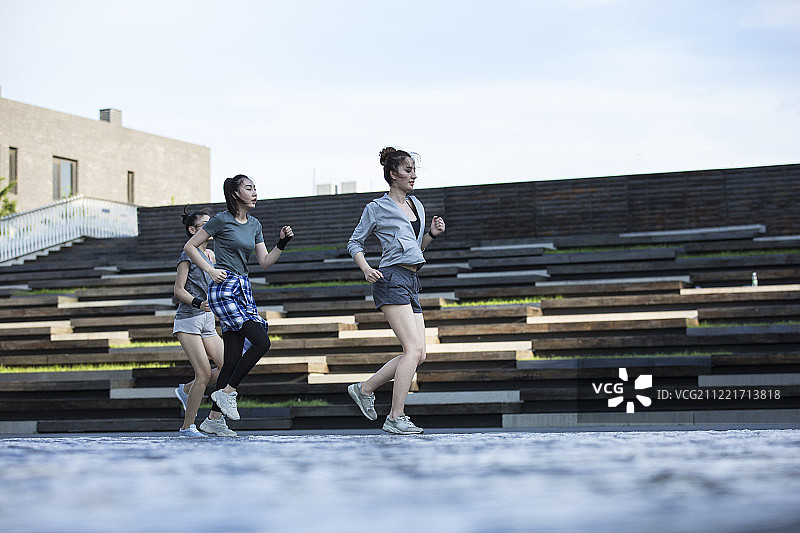 三个闺蜜一起在户外跑步运动图片素材