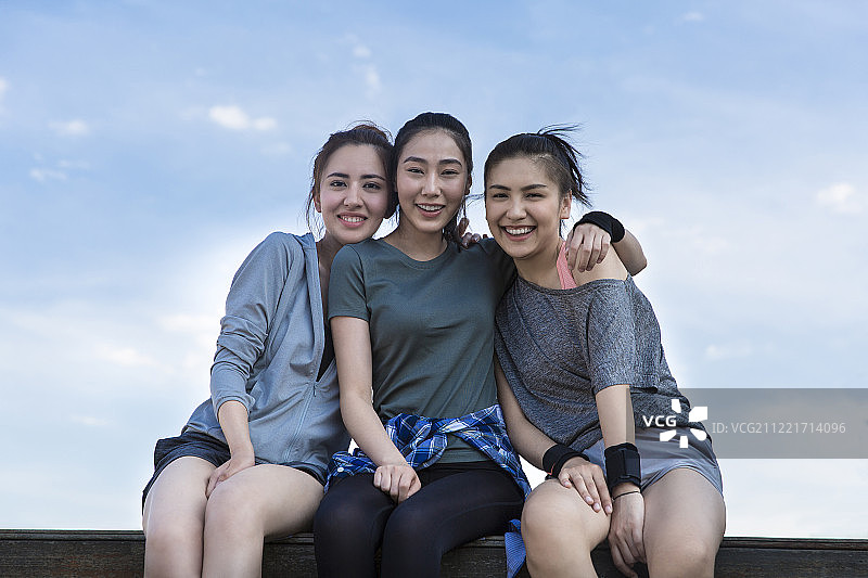 三个青年女子在户外运动后休息图片素材