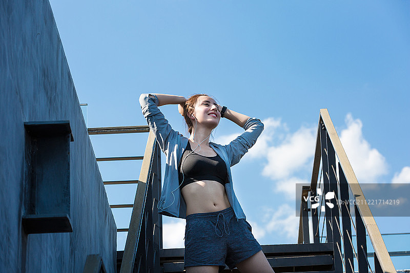 青年女子在户外听音乐运动图片素材