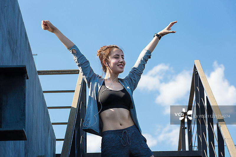 青年女子在户外运动享受音乐图片素材