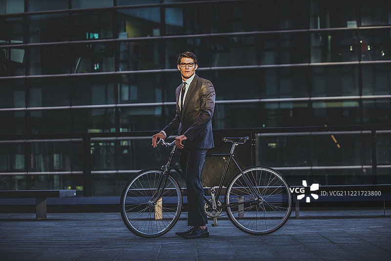 商人户外骑自行车图片素材