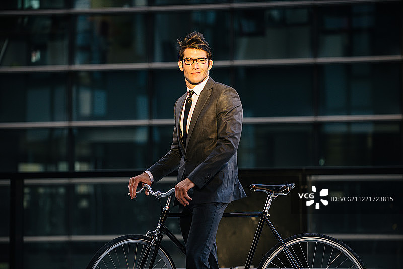 商人户外骑自行车图片素材