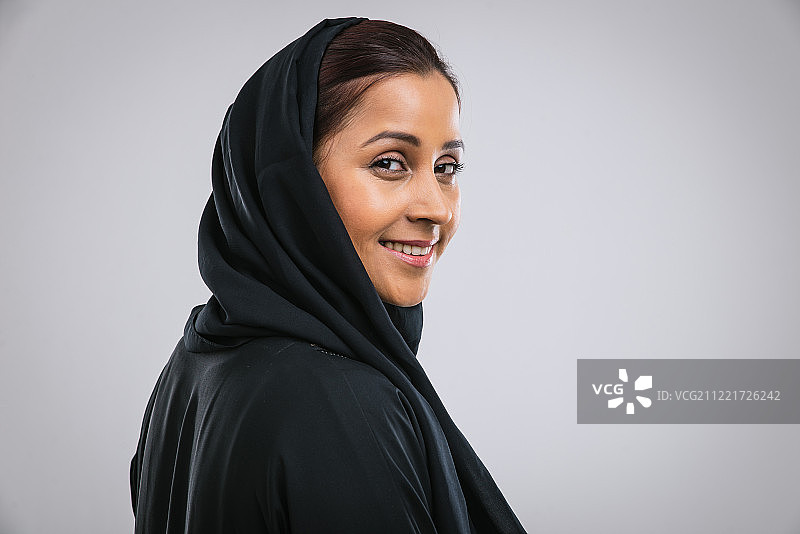 穿着罩袍的美丽中东妇女图片素材
