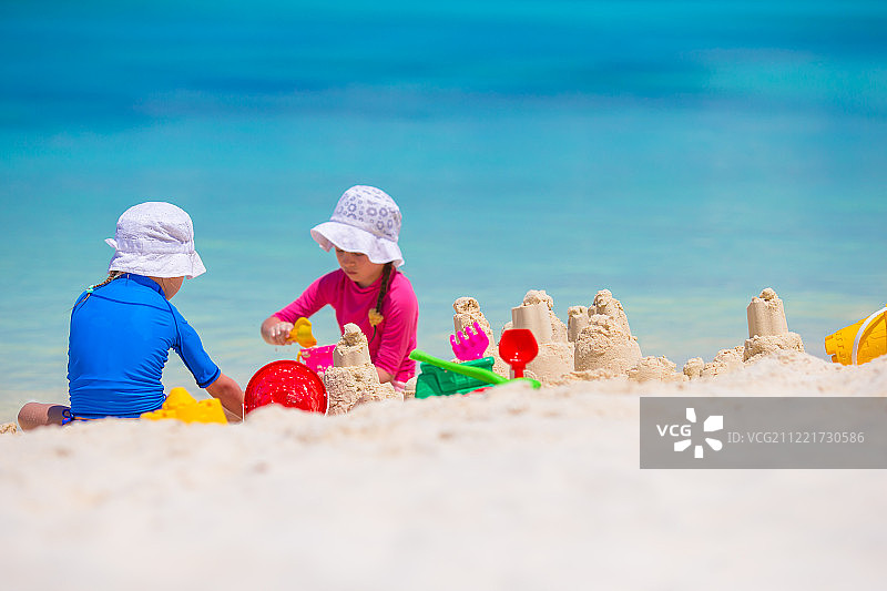 热带假期中玩沙滩玩具的小女孩们图片素材