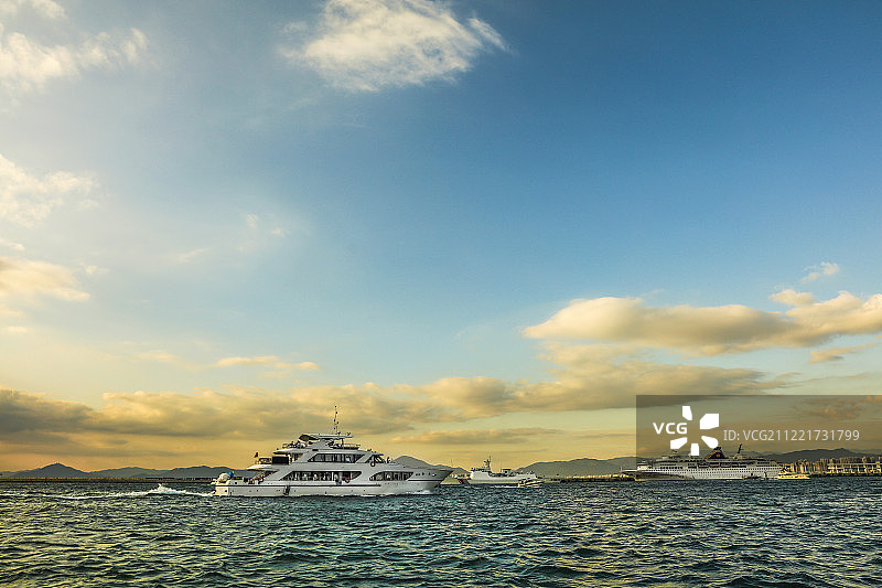 黄昏下的游艇图片素材