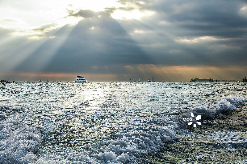 黄昏下的游艇图片素材