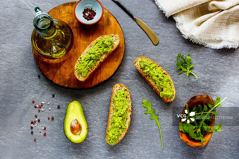 搭配芝麻菜的牛油果吐司图片素材