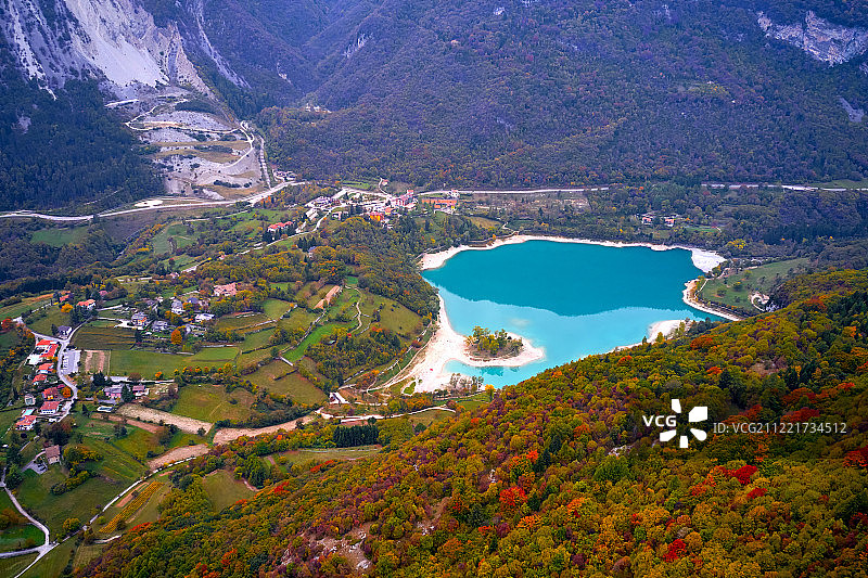 意大利特伦托秋季泰诺湖航拍图片素材