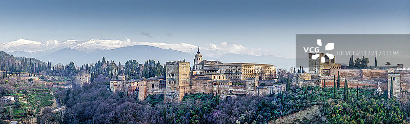西班牙格拉纳达阿尔罕布拉山全景图片素材