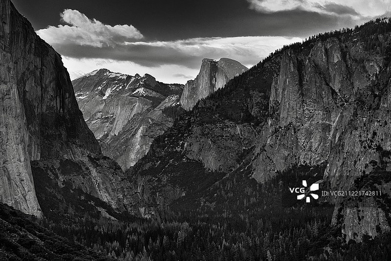 山坡与山谷的黑白景象图片素材