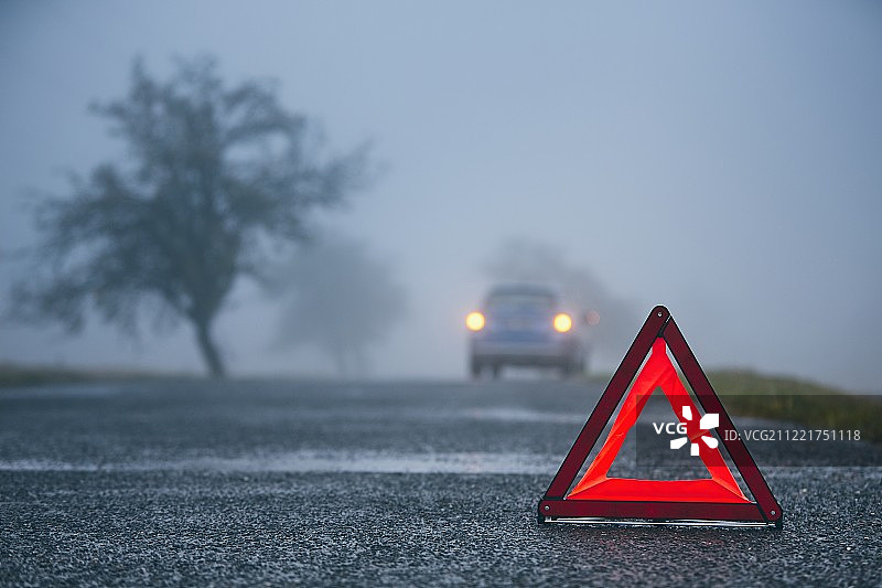 浓雾中的交通问题图片素材