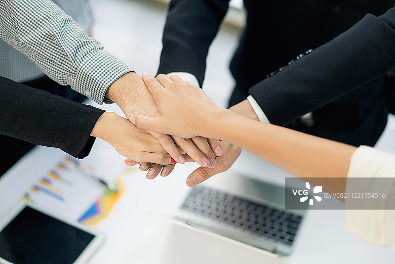 年轻商务人士叠手特写图片素材