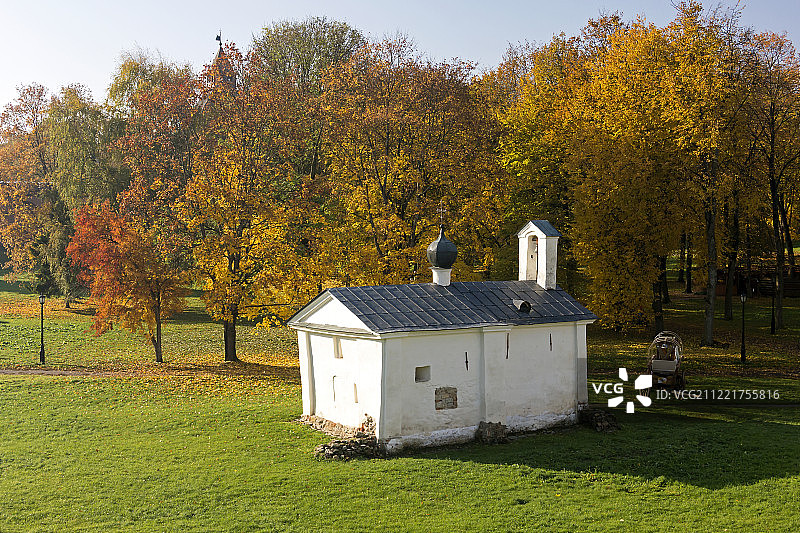 秋树环绕的古老教堂图片素材