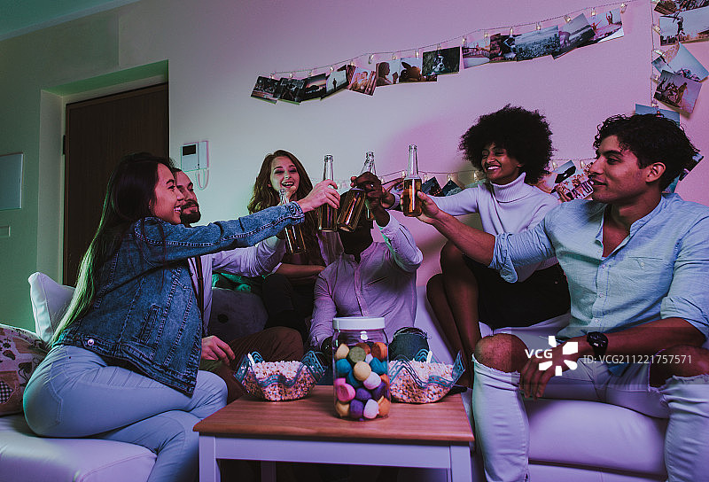 一群年轻人在家庆祝聚会图片素材