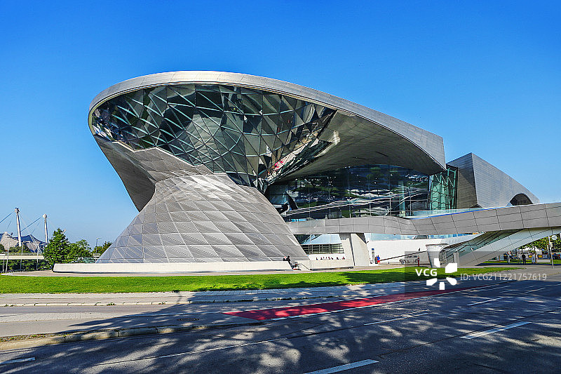 蓝天下的宝马博物馆图片素材