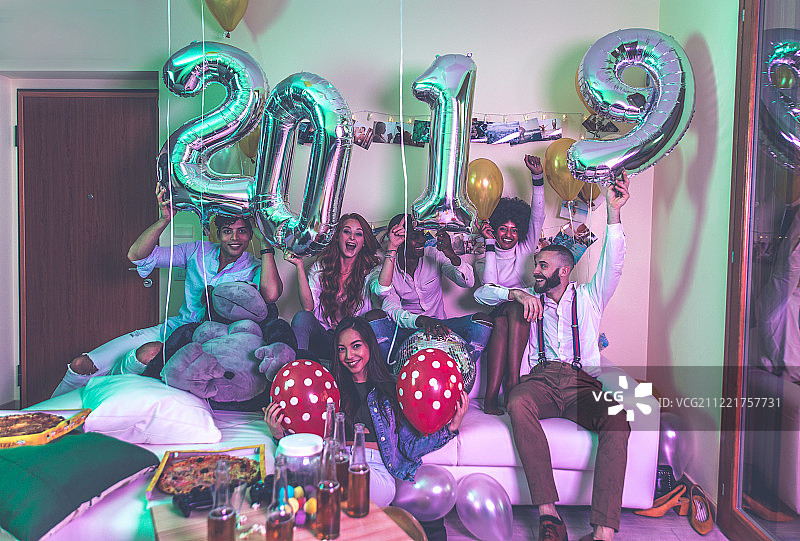 一群年轻人在家庆祝和举办派对图片素材