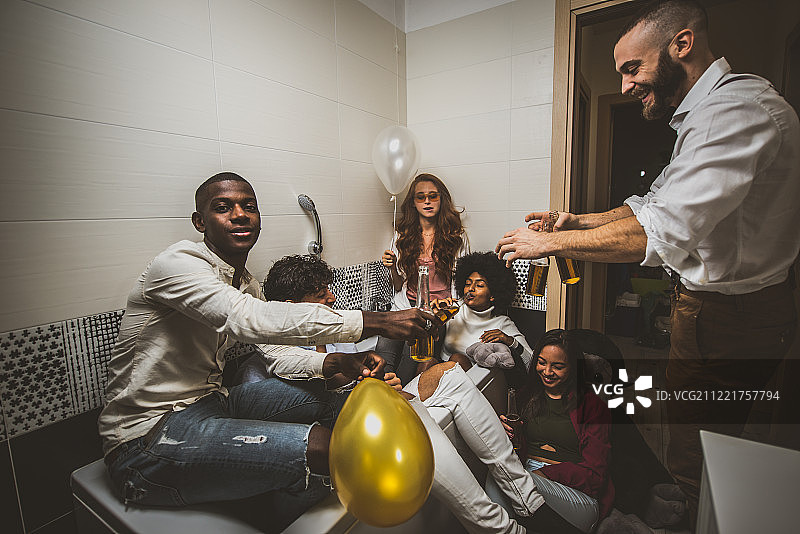 一群年轻人在家庆祝和举办派对图片素材