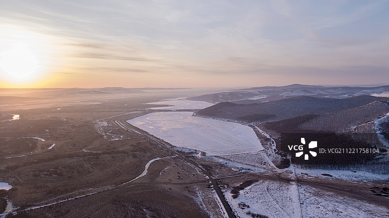 航拍视角的冰雪赛道图片素材