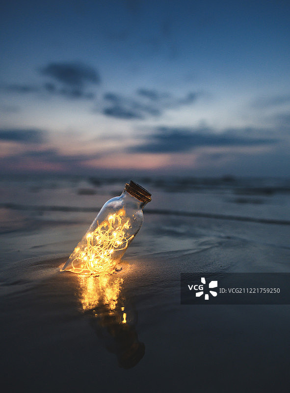 海边发光的漂流瓶图片素材