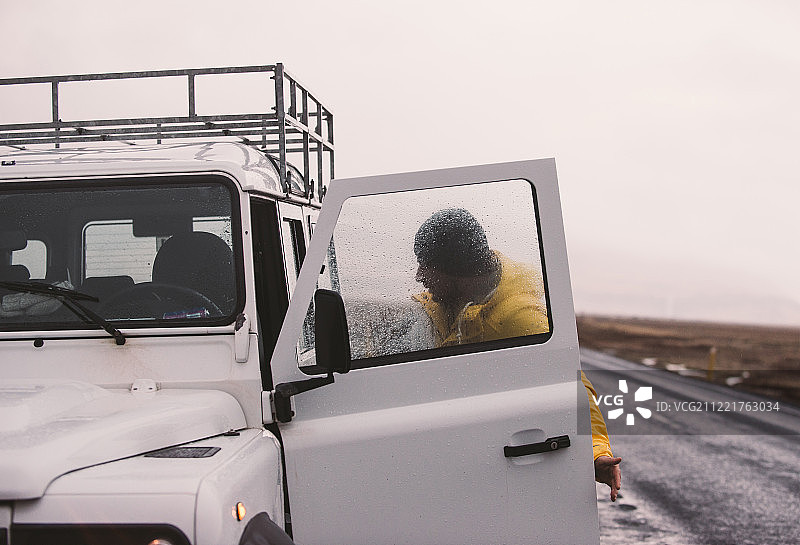 在冰岛的道路上行驶图片素材