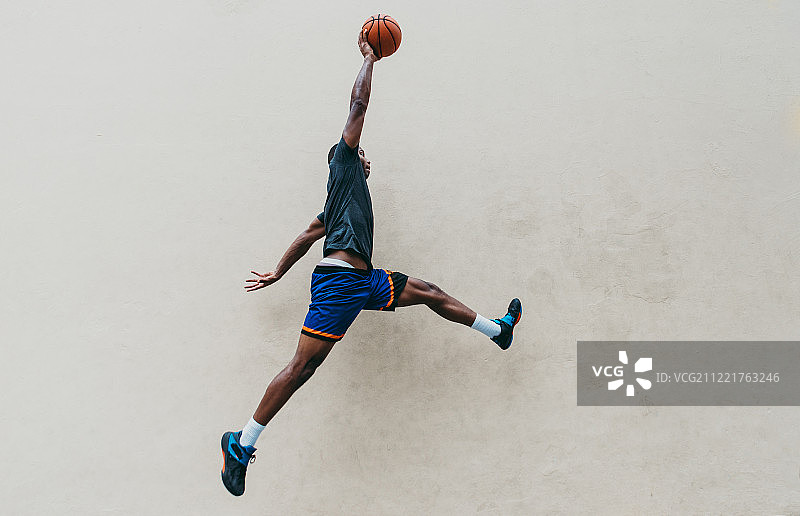 在纽约市球场训练的篮球运动员图片素材