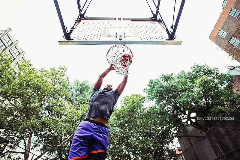 在纽约市球场训练的篮球运动员图片素材