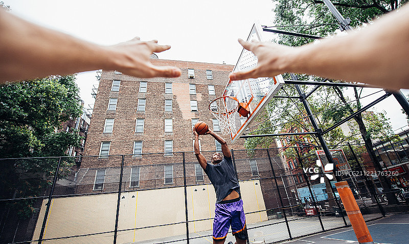 在纽约市球场训练的篮球运动员图片素材