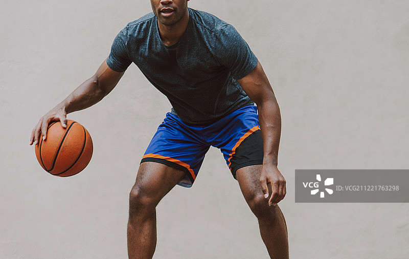 在纽约市球场训练的篮球运动员图片素材