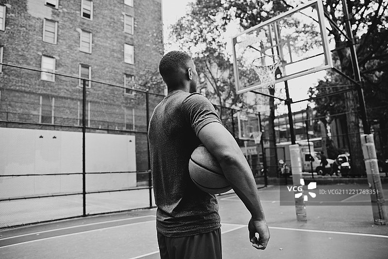在纽约市球场训练的篮球运动员图片素材