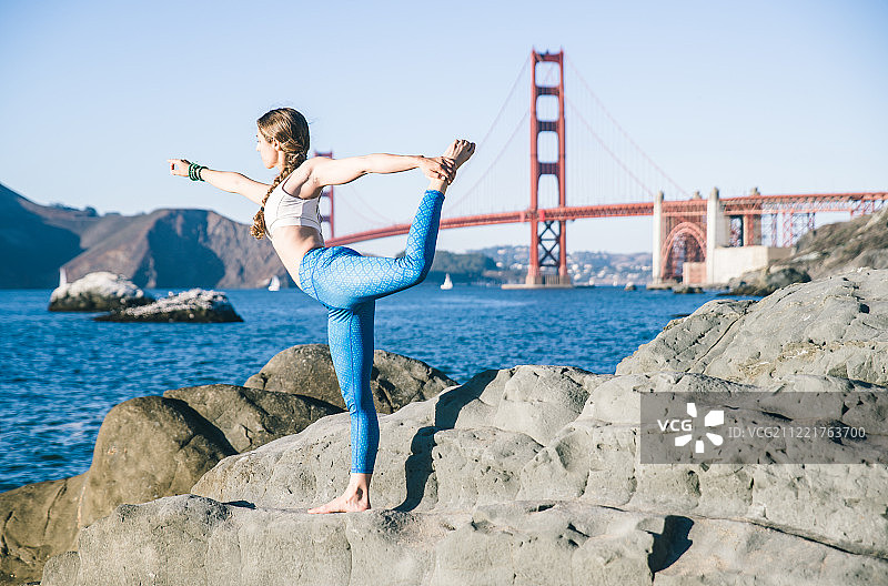女人在旧金山贝克海滩做瑜伽图片素材