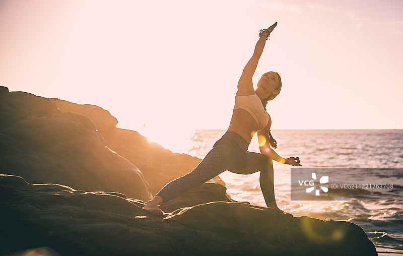 女人在旧金山贝克海滩做瑜伽图片素材