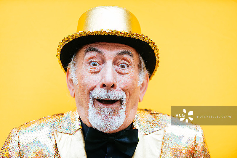 彩色背景上的爷爷肖像图片素材