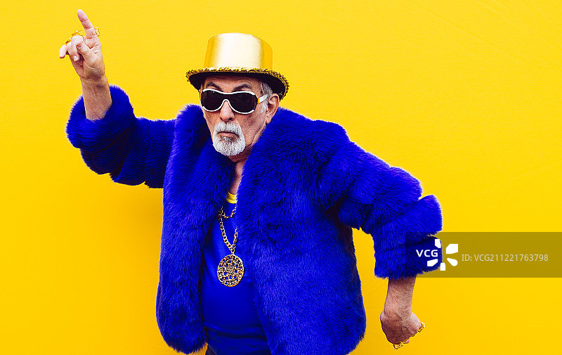 彩色背景上的祖父肖像图片素材