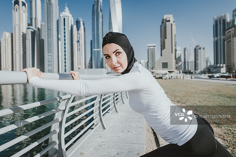 进行城市跑步的阿拉伯女人图片素材