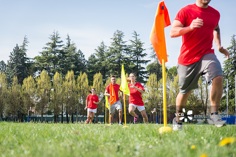在足球场训练的橄榄球运动员图片素材
