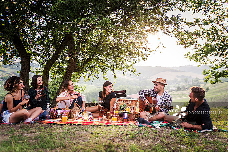 一群朋友在户外用餐图片素材