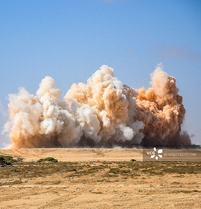 爆炸后的尘土飞扬图片素材