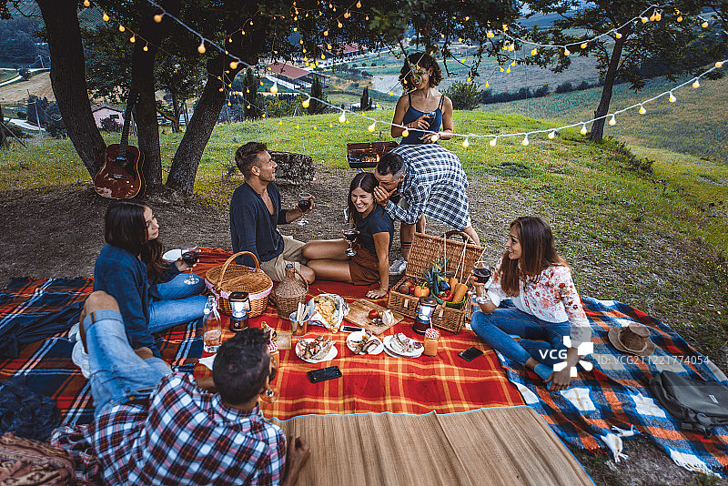 一群朋友在户外用餐图片素材