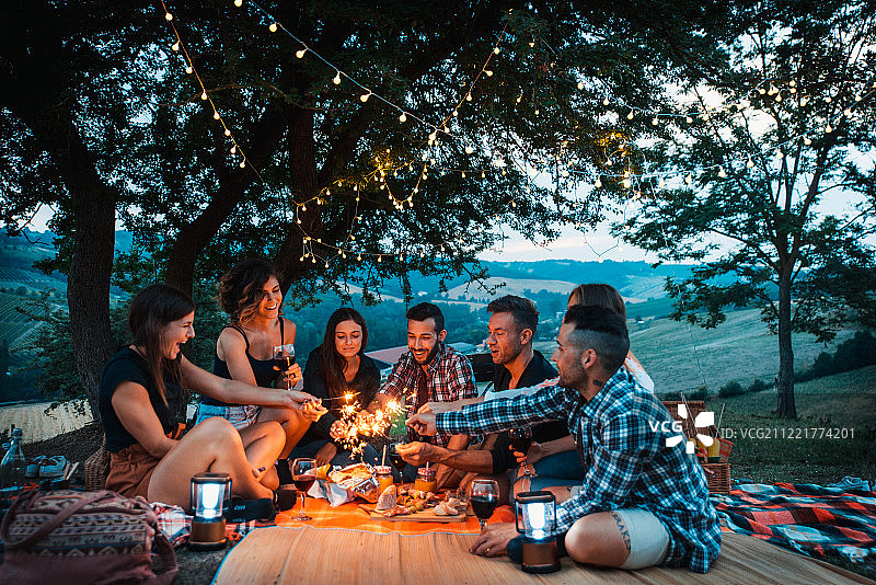 一群朋友在户外用餐图片素材