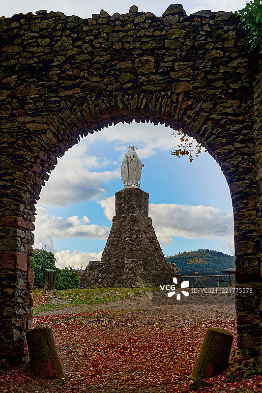 Schirmeck中世纪城堡中的圣母玛利亚雕像图片素材